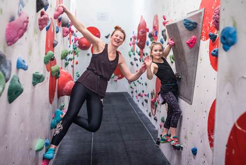 Lizzie and Lucienne bouldering